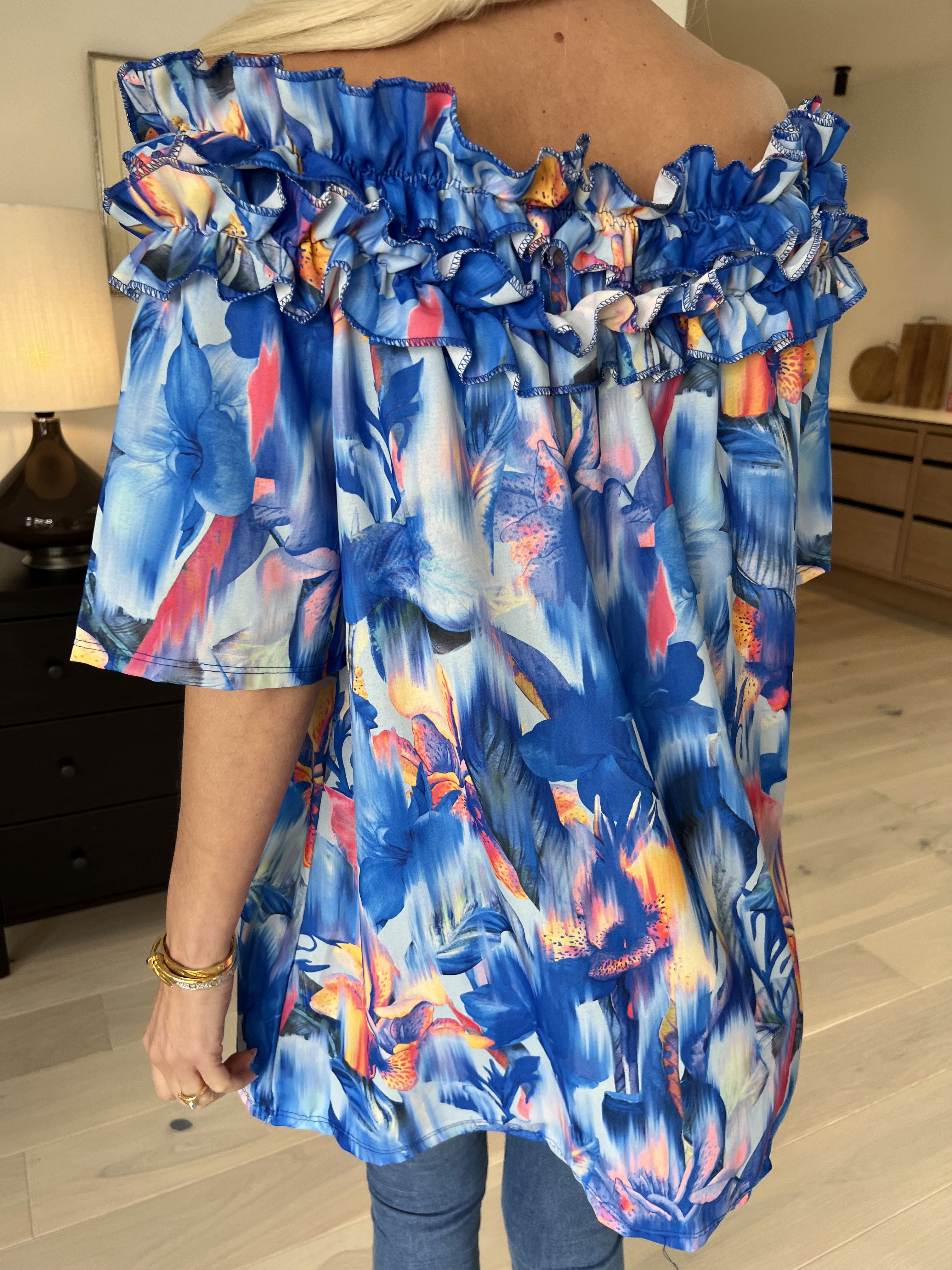 Chili Sleeveless Hawaii - Blomstret tunika med flæser i udskæringen